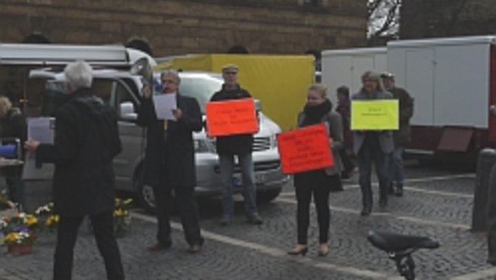 Strassentheater: Reiche demonstrieren gegen die Vermögenssteuer Strassentheater: Reiche demonstrieren gegen die Vermögenssteuer