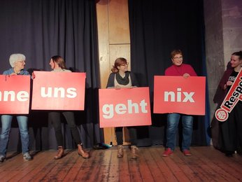 Frauen-Netzwerk-Treffen im Büz, 4 Frauen halten Wortschilder: ohne uns geht nichts