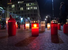 Nachtaufnahme, Perspektive vom Boden aus, viele Kerzen (ewige Lichter) stehen auf dem Pflaster