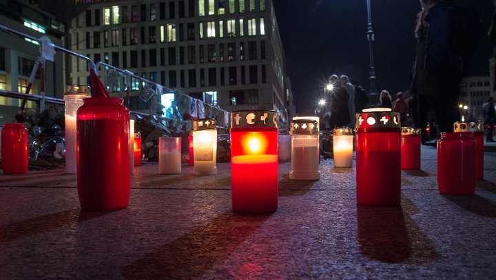 Nachtaufnahme, Perspektive vom Boden aus, viele Kerzen (ewige Lichter) stehen auf dem Pflaster