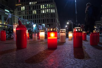 Nachtaufnahme, Perspektive vom Boden aus, viele Kerzen (ewige Lichter) stehen auf dem Pflaster