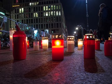 Nachtaufnahme, Perspektive vom Boden aus, viele Kerzen (ewige Lichter) stehen auf dem Pflaster