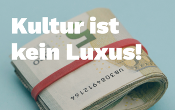 Ein Bündel 5 € Scheine auf hellblauem Hintergrund, darüber in weißer Schrift Kultur ist kein Luxus