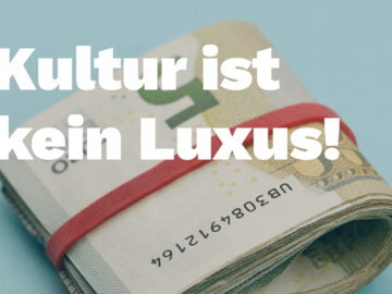 Ein Bündel 5 € Scheine auf hellblauem Hintergrund, darüber in weißer Schrift Kultur ist kein Luxus