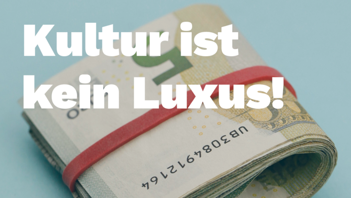 Ein Bündel 5 € Scheine auf hellblauem Hintergrund, darüber in weißer Schrift Kultur ist kein Luxus