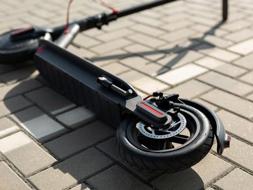 E-Scooter auf dem Gehweg liegend