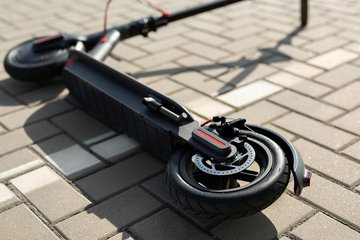 E-Scooter auf dem Gehweg liegend
